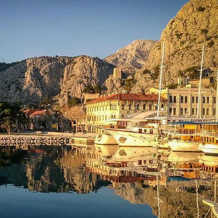 Lighthouse Central Apartments Omis Bagian luar foto