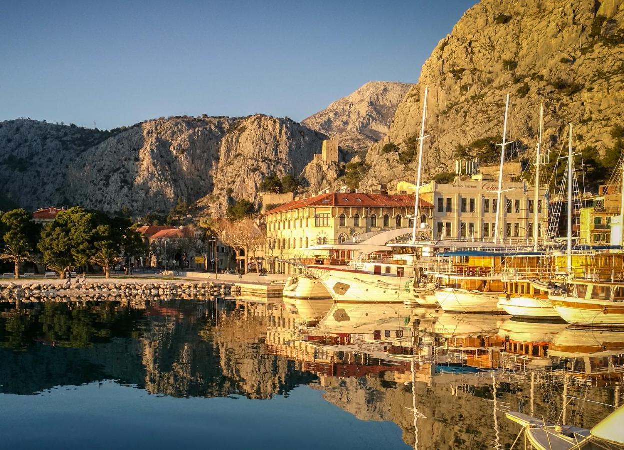 Lighthouse Central Apartments Omis Bagian luar foto